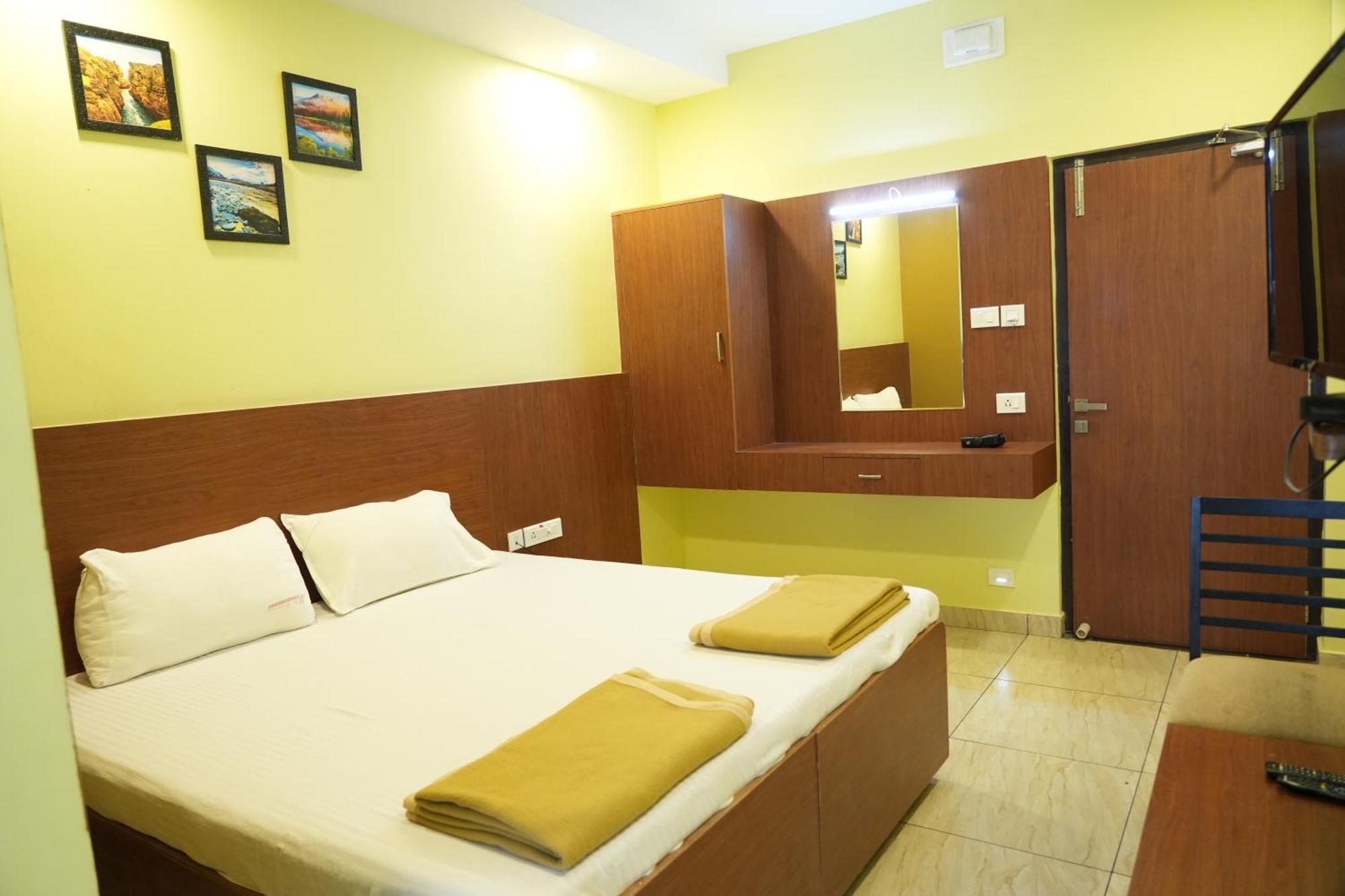 Sri Krishnan Residency Hotel Pollachi Bagian luar foto