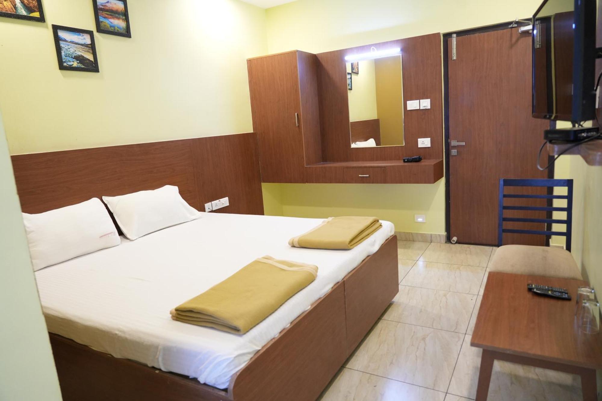 Sri Krishnan Residency Hotel Pollachi Bagian luar foto