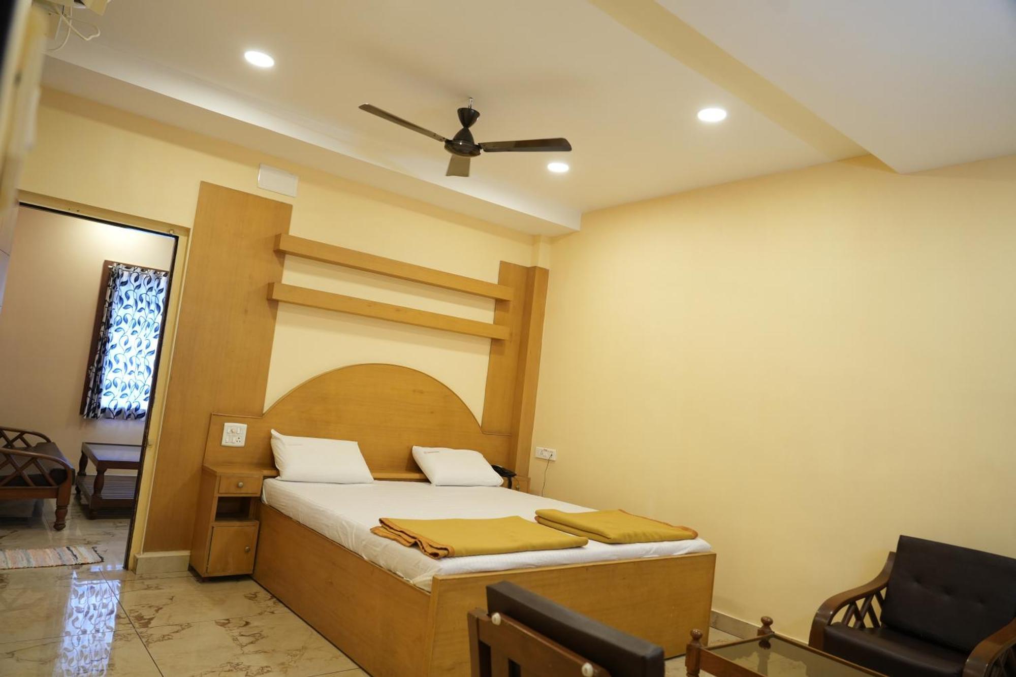 Sri Krishnan Residency Hotel Pollachi Bagian luar foto
